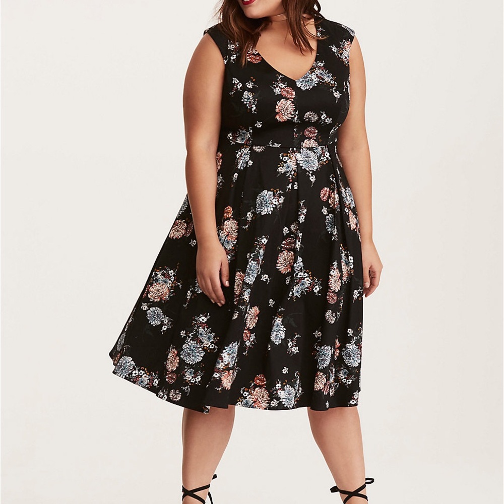 Torrid 12 - FLORAL PRINT PLEATED V-NECK DRESS